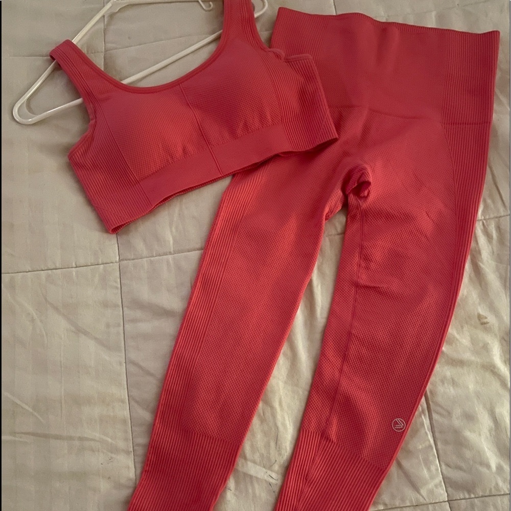 Savvi Sommer bra and leggings set in the gorgeous guava color!